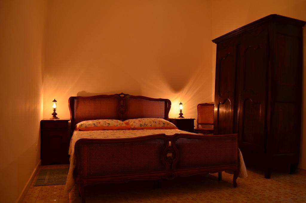 אוריסטאנו Notte Di Luna Room & Breakfast חדר תמונה